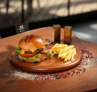 Cheeseburger & Patates Kızartması görseli