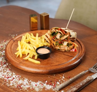 Sebzeli Tavuk Wrap & Patates Kızartması görseli