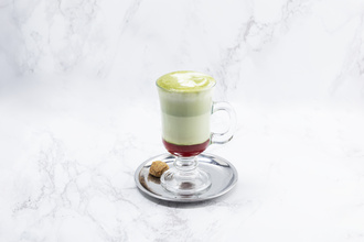 Hot Strawberry Matcha Latte görseli