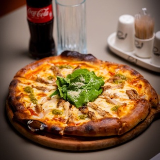 Acılı Tavuklu Pizza görseli