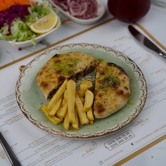 Kaşarlı Kuzu Cağ Kebabı Burger (85-90 Gr.) görseli