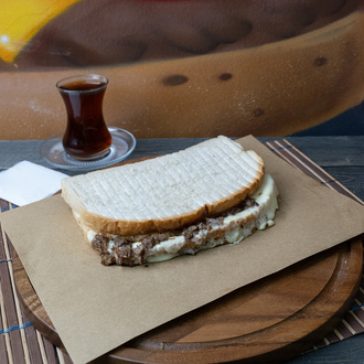 Ayvalık Ekmeğine Kavurmalı Kaşarlı Tost görseli