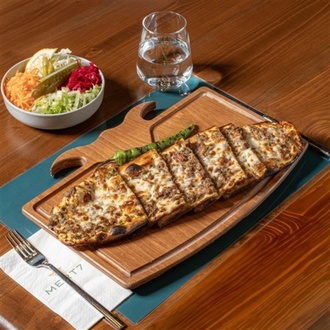 Kıymalı Kaşarlı Pide görseli