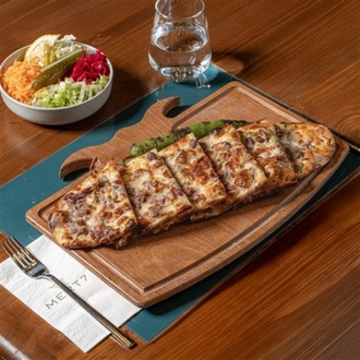 Kuşbaşı Kaşarlı Pide görseli