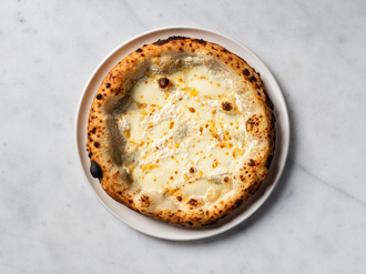 Quattro Formaggi Pizza görseli