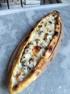 Kavurmalı Kaşarlı Pide görseli