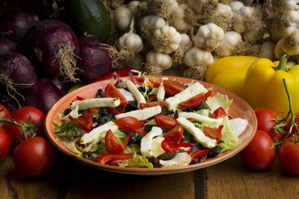 Hellimli & Zeytinli Salata görseli