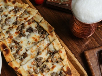 Kavurmalı Kaşarlı Pide görseli