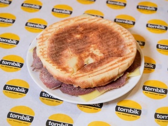 Bazlama Ekmeğine Dilli Kaşarlı Tost görseli
