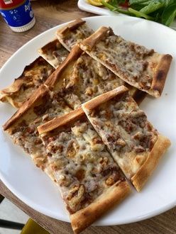 Kuşbaşılı Kaşarlı Pide görseli