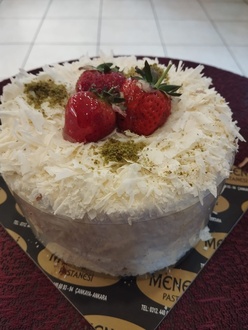 Beyaz Kremalı Çilekli Yaş Pasta (4-6 Kişilik) görseli
