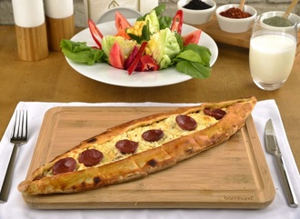 Kaşarlı Sucuklu Pide görseli
