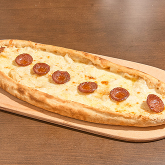 Kaşarlı Sucuklu Yumurtalı Pide görseli