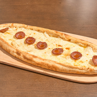 Kaşarlı Bol Sucuklu Domates Biberli Pide görseli