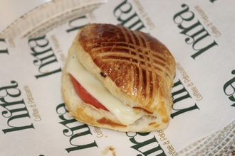 Domates Kaşarlı Boyoz görseli