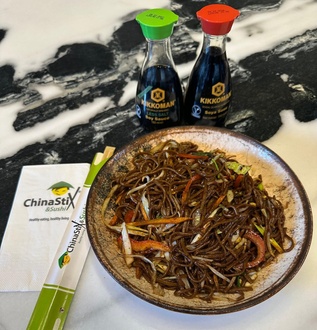Teri̇yaki̇ Soslu Sebzeli̇ Soba Noodle görseli