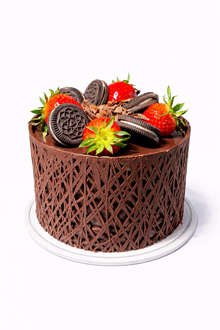 Oreolu Çilekli Pasta (6 Kişilik) görseli