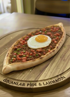 Kuşbaşılı Yumurtalı Pide görseli