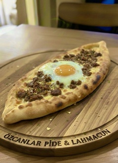 Kavurmalı Yumurtalı Pide görseli