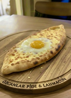Kaşarlı Yumurtalı Pide görseli