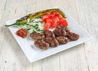 Püre Yatağında İnegöl Köfte & Pirinç Pilavı görseli