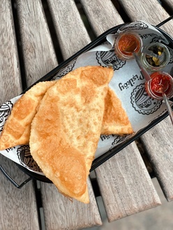 Vegan Zeytinli Patlıcan Köz Biberli Çi Börek görseli