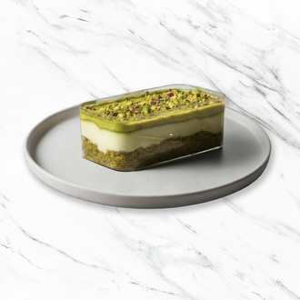 Fıstıklı Magnolia, Fıstık Kreması, Magnolia Kreması Ve Kek Katmanlarıyla Hazırlanmış, Soğuk Servis Edilen Tek Porsiyonluk Bir Tatlı (~400 Kcal) görseli