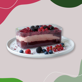 Orman Meyveli Magnolia, Orman Meyveleri, Magnolia Kreması Ve Kek Katmanlarıyla Hazırlanmış, Soğuk Servis Edilen Tek Porsiyonluk Bir Tatlı (~350 Kcal) görseli