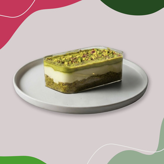 Fıstıklı Magnolia, Fıstık Kreması, Magnolia Kreması Ve Kek Katmanlarıyla Hazırlanmış, Soğuk Servis Edilen Tek Porsiyonluk Bir Tatlı (~400 Kcal) görseli