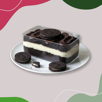 Oreolu Magnolia, Oreo Bisküvisi, Magnolia Kreması Ve Kek Katmanlarıyla Hazırlanmış, Soğuk Servis Edilen Tek Porsiyonluk Bir Tatlı (~450 Kcal) görseli