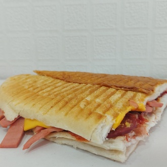 Sucuklu Salamlı Cheddarlı Tost görseli