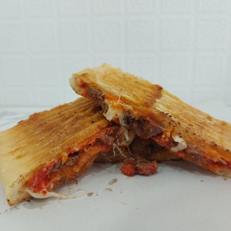 Kavurmalı Kaşarlı Tost görseli
