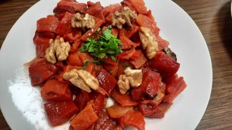Közlenmiş Kırmızı Biber Salatası görseli
