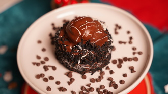 Dark Chocolate Profiterol Cake görseli