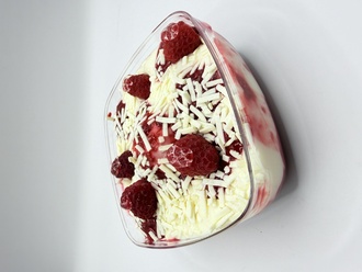 Frambuazlı Profiterol görseli