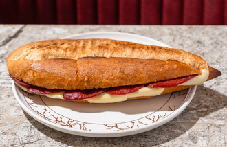Yarım Ekmek Arası Kaşarlı Sucuklu Tost görseli