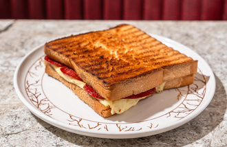 Tost Ekmeğine Sucuklu Kaşarlı Tost görseli