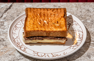 Tost Ekmeğine Kaşarlı Kavurmalı Tost görseli