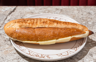 Yarım Ekmek Arası Kaşarlı Tost görseli