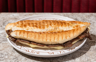 Yarım Ekmek Arası Kaşarlı Kavurmalı Tost görseli