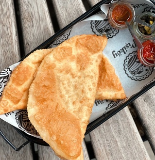 Vegan Peynirli Nane Maydanozlu Çi Börek görseli