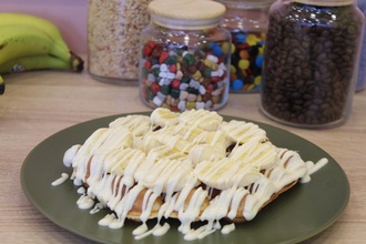 Beyaz Çikolatalı Muzlu Waffle (Bubble Hamur) görseli