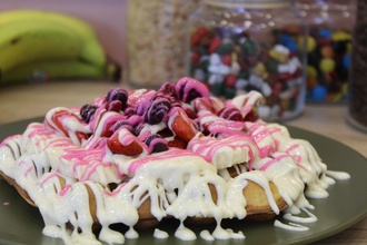 Frambuaz Sos Ve Meyveli Waffle (Bubble Hamur) görseli