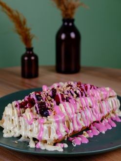 Frambuaz Sos Ve Meyveli Waffle (Büyük Hamur) görseli