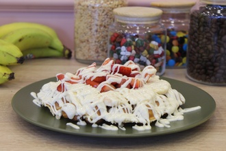 Beyaz Çikolatalı Muzlu Çilekli Waffle (Bubble Hamur) görseli