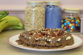 Sütlü Çikolatalı Muzlu Çilekli Waffle (Bubble Hamur) görseli