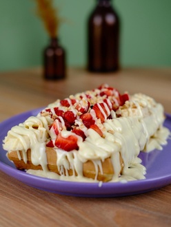 Beyaz Çikolatalı Muzlu Çilekli Waffle (Büyük Hamur) görseli