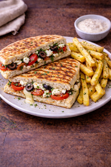 Tereyağlı Bazlama Ekmeğine Fesleğenli Akdeniz Tost görseli