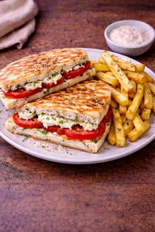 Tereyağlı Bazlama Ekmeğine Beyaz Peynirli Domatesli Tost görseli