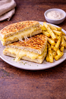 Tereyağlı Bazlama Ekmeğine Çift Kaşarlı Tost görseli